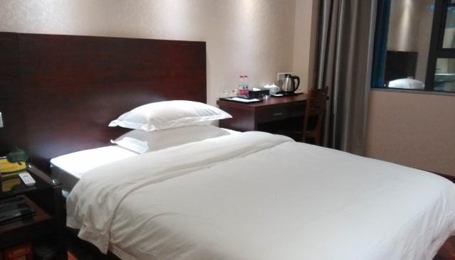 为什么酒店的单人床会放两个枕头?服务员不小心透露出背后的猫腻