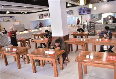 顾客在饭店吃饭要 讲规矩